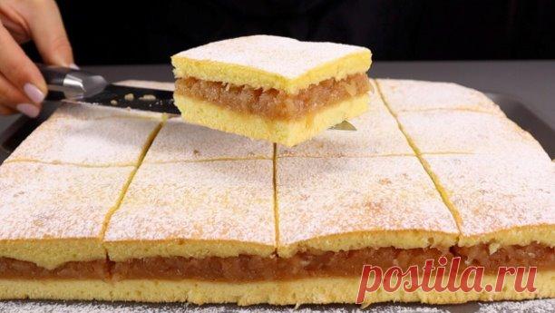 Заливаю яблоки тестом и выпекаю: простой пирог с сочной начинкой внутри
На выходных предлагаю испечь вкусный, нежный яблочный пирог. Он прост в приготовлении, получается сочным, мягким, бисквит воздушным и в разрезе выглядит, как пирожные с яблочной прослойкой.

СПОСОБ ПРИГОТОВЛЕНИЯ:

Давайте начнём с начинки. Яблоки очищаем от кожуры и натираем на крупной тёрке. 


Я взяла 4 яблока, потому что они у меня очень крупные, средних понадобится 7-8 шт.