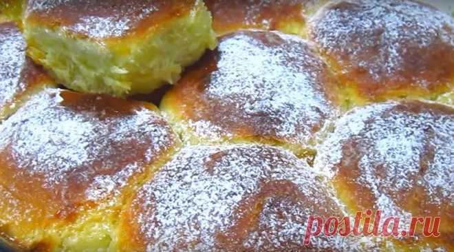 Булочки с джемом в молочной заливке: чудесная выпечка к чаю Булочки с джемом в молочной заливке получаются настолько мягкими и воздушными, что напоминают пушинки. Нежное пористое тесто и ароматная начинка, все это под бесподобным соусом: не передать словами, как вкусно. И не стоит пугаться: процесс приготовления настолько простой, что справится даже начинающая хозяюшка.