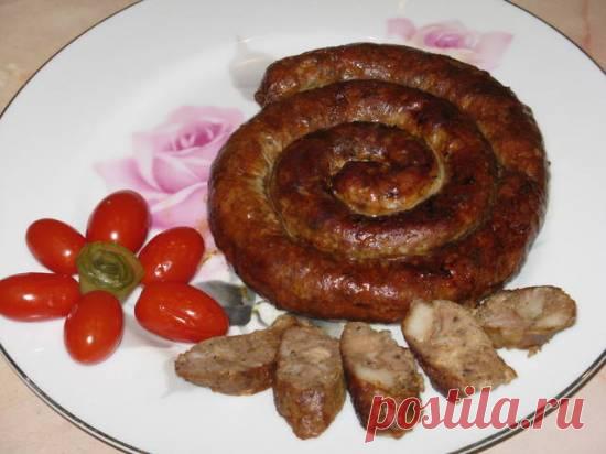 Колбаса домашняя в мультиварке (Dex 60) Мясо порезать мелкими кусочками (примерно по 1см). Добавить чеснок, выдавленный через чеснокодавилку, соевый соус, соль и все остальные специи. Пусть мясо постоит и напитается всеми этими специями хотя бы час. Начинить кишки (обновила свою электромясорубку Зелмер с насадкой для колбас). Колбаски нак