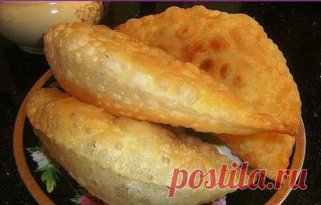 Самые вкусные чебуреки
Чебуреки получаются с хрустящей корочкой благодаря водке в тесте и мягкие внутри. Вкусно!
Ингредиенты:
-Мука (ст.=250 мл) — 4 ст.
-Вода — 320 мл или 1,3 стакана
-Водка (обязательно) — 2 ст. л.
-Яйцо — 1 шт
-Масло растительное (для теста) — 2 ст. л.
-Соль — 0.5 ч. л.
-Фарш (для начинки, я беру готовый свиной) — 700-900 г
-Лук репчатый (для начинки) — 2 шт
-Перец черный (молотый, для начинки)
Приготовление:
Вскипятите воду, добавив туда соль и масло. В кипяток сразу добав