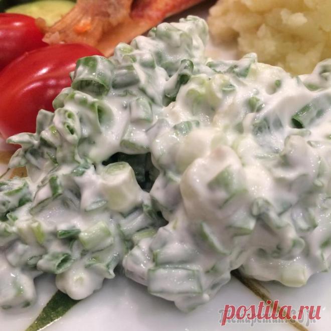 САМЫЕ ПРОСТЫЕ САЛАТЫ. Простые, полезные и любимые. Конечно это напоминание, все их знают, а может кому то и пригодится. Зеленый лук со сметаной, огурец со сметаной и морковь с чесноком и майонезом. Кому интересно, из куры ...