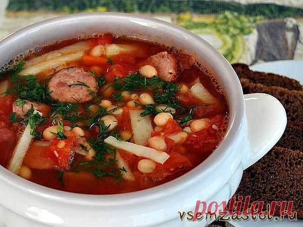 ФАСОЛЕВЫЙ СУП С КОЛБАСОЙ И ПОМИДОРАМИ.