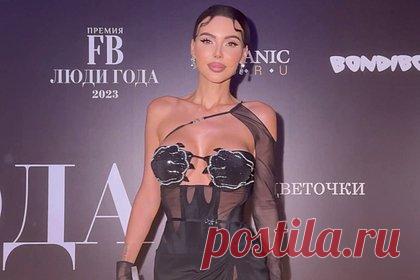 Оксана Самойлова вышла в свет в откровенном платье. Российская блогерша и предпринимательница Оксана Самойлова вышла в свет в откровенном платье. Известно, что 35-летняя жена рэпера Джигана посетила премию журнала Forbes «Люди года». На данное мероприятие знаменитость надела черное платье миди с корсетным выерхом и глубоким вырезом от бедра.