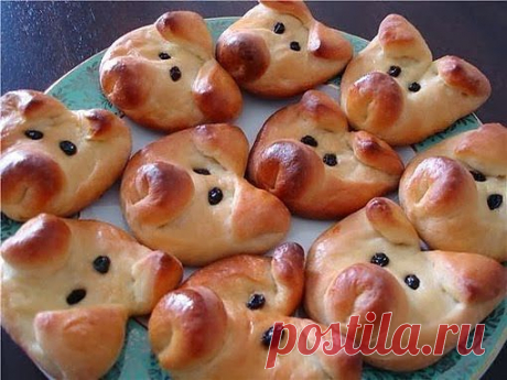 Слегка раскатываем кружочки вдоль, как бы вытягивая их и в верхней части делаем надрез, это будут ушки. Смазываем верхнюю часть водой и заворачиваем ушки, слегка прижимая,чтобы приклеились.
Нижнюю часть берём по бокам и защипываем так, чтобы серединка вышла наверх - это будет рыльце, немного прижмите его пальцем, чтобы получилось плоское. шеф-повар Одноклассники: &quot;ЧУДО- ХРЮШКИ&quot;