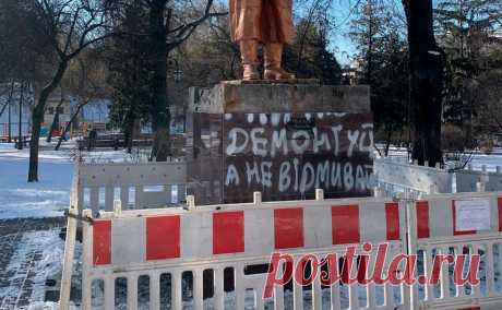 В Киеве начали демонтировать памятник Чкалову. Накануне Минкульт Украины исключил монументы Валерию Чкалову и Николаю Ватутину в Киеве из госреестра недвижимых памятников. После сноса их отвезут на территорию музея авиации