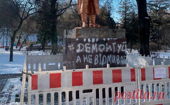В Киеве начали демонтировать памятник Чкалову. Накануне Минкульт Украины исключил монументы Валерию Чкалову и Николаю Ватутину в Киеве из госреестра недвижимых памятников. После сноса их отвезут на территорию музея авиации