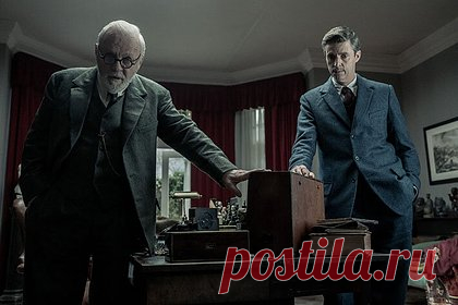 Вышел дублированный трейлер фильма с Энтони Хопкинсом в роли Зигмунда Фрейда. Вышел дублированный тизер-трейлер фильма «По Фрейду». Роль Зигмунда Фрейда исполнил британский актер Энтони Хопкинс. Дочь основателя психоанализа Анну сыграла Лив Лиза Фрис, а писателя Клайва Стейплза Льюиса — Мэттью Гуд. В трейлере Фрейд и Льюис спорят о существовании Бога накануне Второй мировой войны.