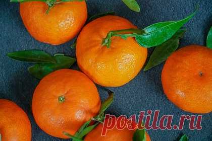 Россиянин пять раз пытался украсть мандарин из супермаркета и попался. В Новосибирске сотрудники охранного агентства задержали местного жителя, пять раз пытавшегося украсть мандарин из супермаркета. Его последняя попытка могла оказаться успешной — злоумышленник уже взял фрукт с прилавка и пересек линию касс, однако его задержали охранники. Гвардейцы провели с новосибирцем беседу.