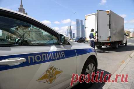 В Москве таксист сбил женщину с тремя детьми. На юго-западе Москвы водитель Škoda сбил женщину с тремя детьми, четверо пострадавших госпитализированы. Авария произошла на улице Дмитрия Ульянова, в районе дома 31. Водитель такси наехал на женщину 1967 года рождения, которая с тремя детьми 2019, 2017 и 2013 годов рождения переходила дорогу в неустановленном месте.