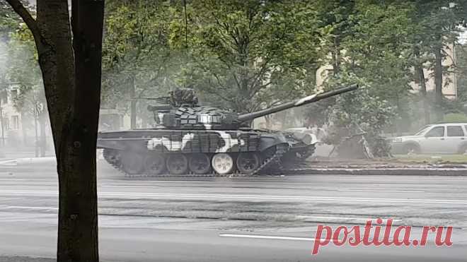 Вести.Ru: Дрифт танка закончился сносом столба. Видео