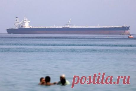 ВМС Великобритании заявили о нападении в Красном море. Военно-морские силы (ВМС) Великобритании были атакованы неизвестными силами в Красном море у берегов порта в Йемене Ходейда. «UKMTO получило сообщение об инциденте в 57 морских милях [105 километрах] к западу от Ходейды, Йемен. Власти ведут расследование», — заявили в Управлении морских торговых операций страны.