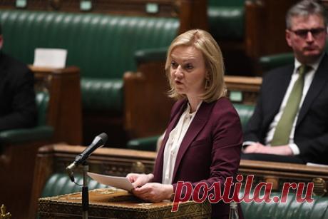 Глава МИД Великобритании собралась в Россию в ближайшее время. Глава МИД Великобритании Лиз Трасс посетит Россию и Украину сразу после выздоровления от COVID-19, следует из сообщения британского дипломатического ведомства. Ранее министр сообщила о положительном результате теста на коронавирус, и теперь соблюдает режим самоизоляции до момента выздоровления.