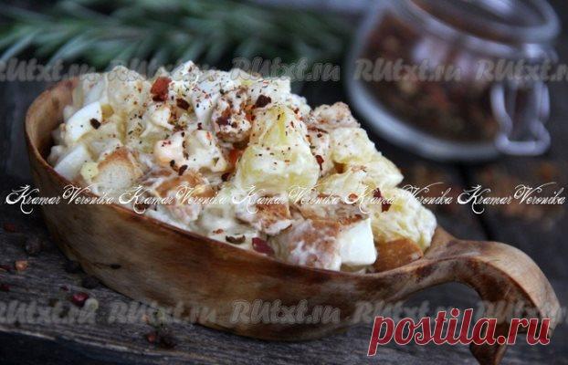 Наивкуснейший картофельный салат с яйцами, маринованным луком, сухариками
