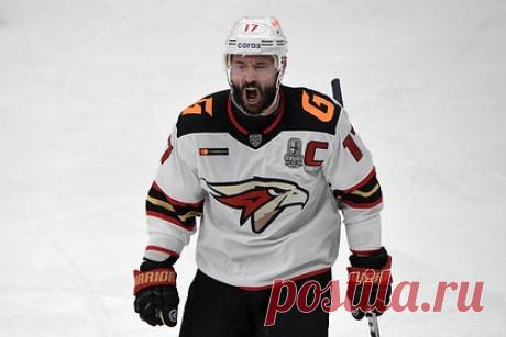 Ковальчук высказался о возможном продолжении карьеры в «Спартаке». Олимпийский чемпион по хоккею Илья Ковальчук высказался о возможном возобновлении игровой карьеры. По его словам, он рассматривает только вариант со «Спартаком», но сначала ему нужно обговорить детали с главным тренером команды Алексеем Жамновым. «Думаю, пройдет пара недель максимум — и будет решение», — заявил он.