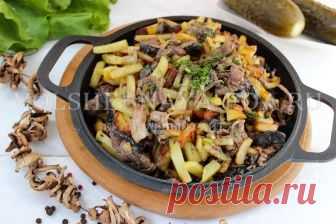Классическая русская скоблянка Тонко нарезанное и обжаренное мясо, грибы с луком в горчично-сметанном соусе и порция жареной картошки — все это подается в одной тарелке. Называется старинное блюдо русской кухни скоблянкой. Рецепт простой, набор продуктов элементарный, а в результате получается настоящее объеденье! Готовится...