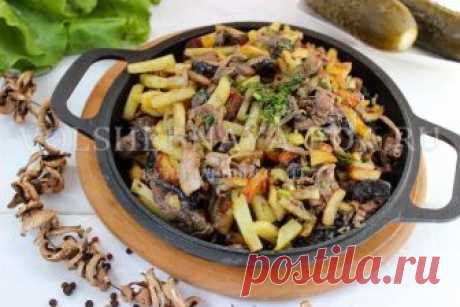 Классическая русская скоблянка Тонко нарезанное и обжаренное мясо, грибы с луком в горчично-сметанном соусе и порция жареной картошки — все это подается в одной тарелке. Называется старинное блюдо русской кухни скоблянкой. Рецепт простой, набор продуктов элементарный, а в результате получается настоящее объеденье! Готовится...