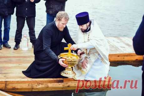 Крещенская вода и её свойства: почему не портится, где взять, как использовать Интересные факты о Крещенской воде. Сколько дней Крещенская вода считается святой, где ее взять. Почему не портится Крещенская вода и как ее можно использовать