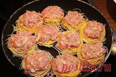 «Гнезда» ваш быстрый завтрак, обед или ужин
·Из чего готовить:

- Лапша «гнезда» 10 шт.;

- Фарш 300 гр. (на ваш вкус);

- Твердый сыр 150 гр.;

- пучок любимой зелени;

- соль и перец по вкусу.