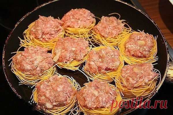 «Гнезда» ваш быстрый завтрак, обед или ужин
·Из чего готовить:

- Лапша «гнезда» 10 шт.;

- Фарш 300 гр. (на ваш вкус);

- Твердый сыр 150 гр.;

- пучок любимой зелени;

- соль и перец по вкусу.