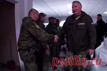 Рогозин помог военным в Донецке. Бывший глава «Роскосмоса» Дмитрий Рогозин помог военным в Донецке, доставив им обмундирование. Рогозин уточнил, что отвез в Корпус Народной милиции Минобороны Донецкой Народной республики зимнее обмундирование для батальона защитников Донбасса. Он также опубликовал видео из поездки.