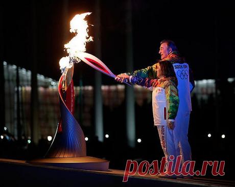 Зажигают олимпийский  огонь.
