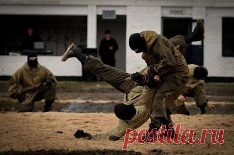 Армейский рукопашный бой. Боевая акробатика спецназа - Мир оружия - медиаплатформа МирТесен Современная боевая подготовка непременно включает в себя элементы акробатики. Тренировки в рамках армейского рукопашного боя, как элемент боевой подготовки современной армии, включает в себя не только обычный перекат, кувырок и другие простейшие упражнения, но элементы техник из разных единоборств,...