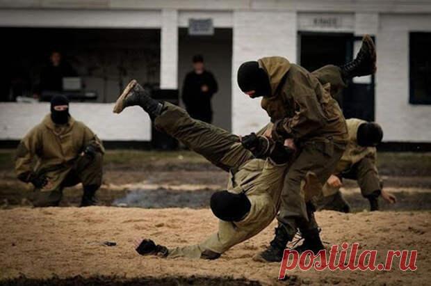 Армейский рукопашный бой. Боевая акробатика спецназа - Мир оружия - медиаплатформа МирТесен Современная боевая подготовка непременно включает в себя элементы акробатики. Тренировки в рамках армейского рукопашного боя, как элемент боевой подготовки современной армии, включает в себя не только обычный перекат, кувырок и другие простейшие упражнения, но элементы техник из разных единоборств,...