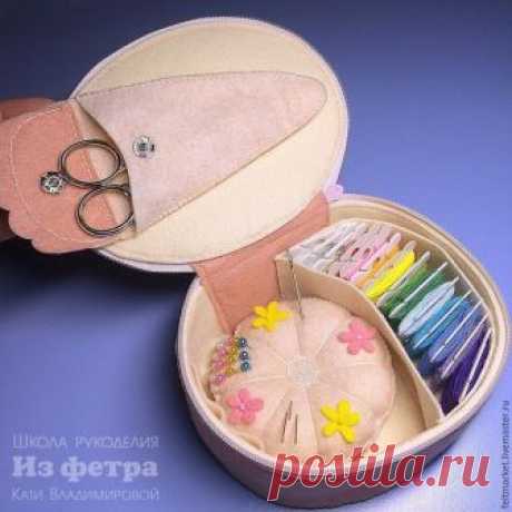 Для рукодельниц шьем из фетра по МК Кати Владимировой шкатулку и мега-игольницу. Подробно в источнике