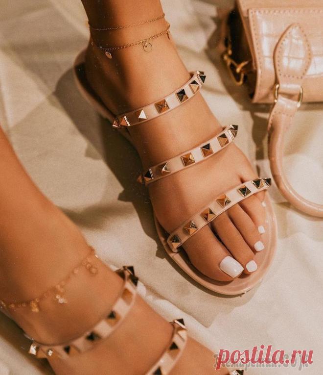 7 стильных трюков: как удлинить ноги без каблуков Кто из женщин не мечтает быть длинноногой красавицей. Увы! Это не всем дано. Многие девушки приобретают обувь на высоком каблуке, стремясь к совершенству. 
Целый день быть в туфлях на тонкой высокой ш...