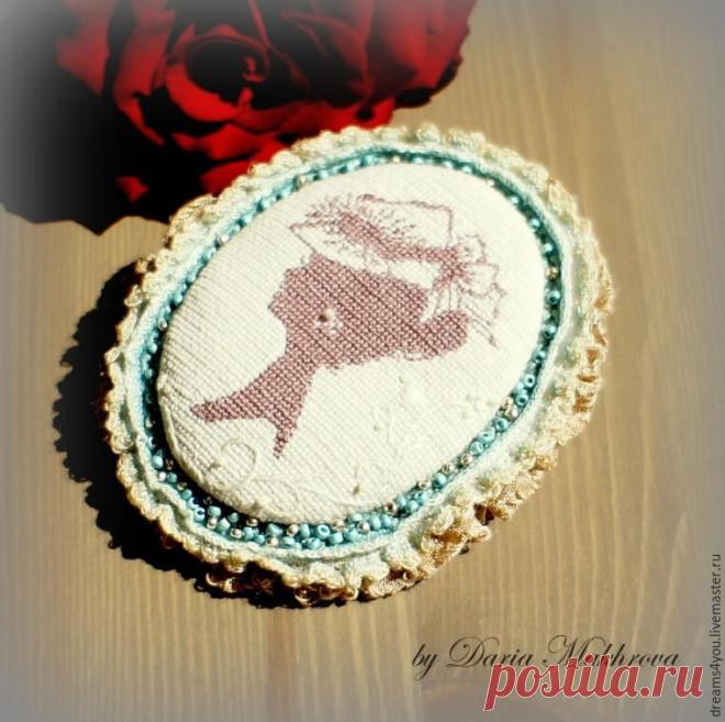 Текстильная брошь-камея в технике микровышивки