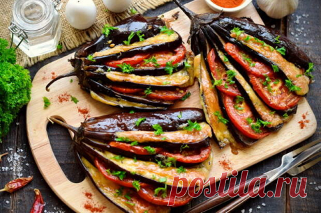Веер из баклажанов в духовке – очень простой и вкусный рецепт - Будет вкусно - Социальная сеть &quot;МТ.RU&quot; Очень простое блюдо, можно сказать, что готовится элементарно, но однозначно превосходит все ожидания. Сочно, ароматно, обалденно вкусно даже без мяса. Можно подать как закуску или в качестве гарнира. Если хотите, с начинкой можно экспериментировать по своему вкусу, например, добавить ветчину, Подписывайтесь, читайте, комментируйте, ставьте лайки