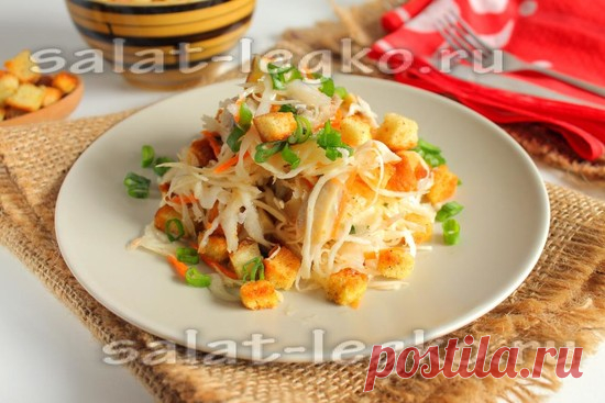 Салат из капусты с сухариками и грибами, рецепт