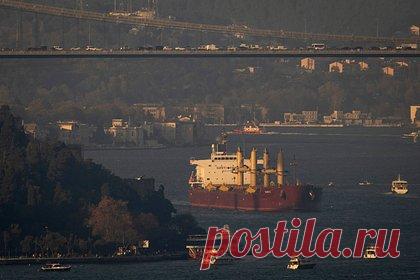 Сухогруз из украинского порта приблизился к Турции вопреки российской блокаде. У берегов Турции замечен первый сухогруз, вышедший из порта Одессы после выхода России из зерновой сделки. Судно под гонконгским флагом Joseph Schulte идет по направлению к Стамбулу по новому гуманитарному коридору, предложенному президентом Украины Владимиром Зеленским.