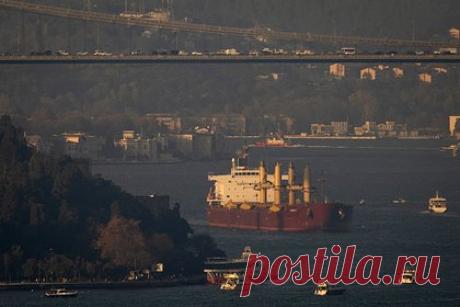 Сухогруз из украинского порта приблизился к Турции вопреки российской блокаде. У берегов Турции замечен первый сухогруз, вышедший из порта Одессы после выхода России из зерновой сделки. Судно под гонконгским флагом Joseph Schulte идет по направлению к Стамбулу по новому гуманитарному коридору, предложенному президентом Украины Владимиром Зеленским.