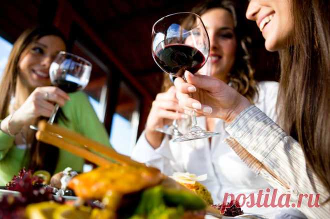 Алкоголь и похудение 
Практически во всех диетах алкоголь запрещен. Однако не так давно немецкие диетологи изучили влияние вина на людей с избыточным весом. Половина добровольцев каждый день выпивала по 200 мл обычного фруктового сока и соблюдала диету, подсчитывая калории. Остальным испытуемым давали то же количеством белого сухого вина. Результаты эксперимента показали, что пациенты, которые пили вино, сбросили на 20% больше, чем те, кто пил сок.