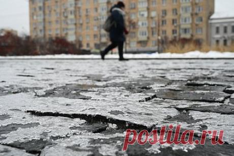 Сотни людей пострадали из-за обледеневших тротуаров в российском городе. Более 300 человек пострадали в результате гололеда в Ростове-на-Дону по состоянию на 12 декабря, сообщили в пресс-центре правительства Ростовской области. Всего из-за непогоды в травмпункты обратились 333 человека, среди которых 71 — дети. Ситуация осложняется ледяным дождем.