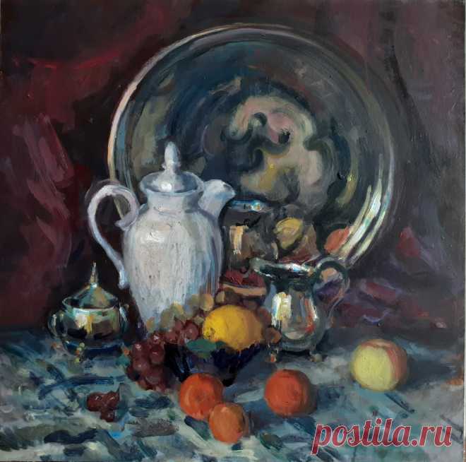 Натюрморт. С белым кувшином, круглым подносом и фруктами.
 Оргалит, акрил. 50х50 см. 2021 год.