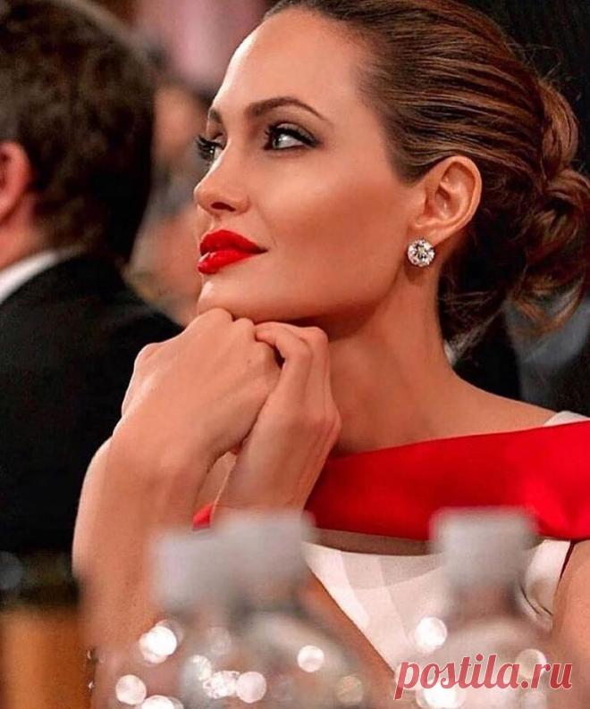 ღ Женщина обладает великой силой, о которой никогда не должна забывать,-
это её интуиция. Она думает, чувствуя. Я знаю, что зачастую таким способом
мышления пренебрегают, что он не внушает большого доверия. Но во
внутреннем мире женщины любая её идея всегда объединяется с
соответствующими чувствами.
Такой подход порождает интуицию, и женщина действительно получает
способность предчувствовать вещи и события, предвидеть их; в этом
состоит её сила и её мудрость.
Эту способность...