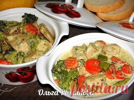 Куриное филе тушенное с овощами в сметанно - сырном соусе