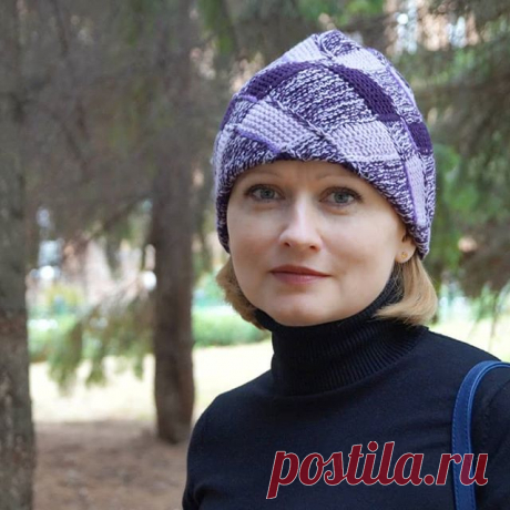 🔥🔥🔥Оригинальная, красивая, яркая, красочная, в то же время графичная и со сдержанным достоинством шапочка, связанная в технике энтрелак.
Шапка очень эластичая, не сдавливает голову, с подшитым подворотом внутрь, что дополнительно утепляет зону ушей. Носить можно как с глубокой посадкой (натянув на лоб), так и чуть приподняв.  Размeр 55-57.

Мягкая, абсолютно не колючая качественная итальянская пряжа (кашемир, меринос). 🚩Еще немного осталась такая пряжа, по желанию могу...