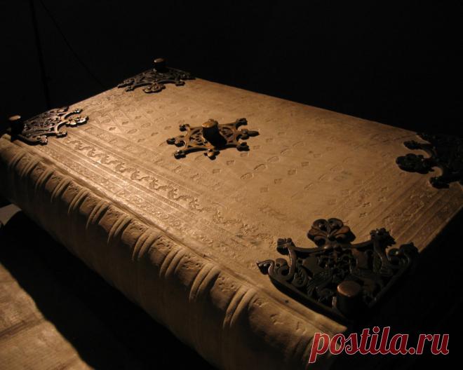 Кем была написана “Библия Дьявола” 












Историческая рукопись содержит в себе священные христианскиетексты и изображение «лукавого». Кто автор книги и что произошло сним…

















Рукопись «Библия Дьявола» весом 75 кило…