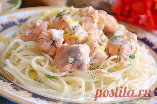 Семга в сливочно-чесночном соусе 
Ингредиенты: 
Семга — 500 г 
Лимонный сок — по вкусу 
Соль — по вкусу 
Перец — по вкусу
Для соуса: 
Сливки 10% — 300 мл 
Карри — 0,25 ч. л. 
Соль — по вкусу 
Перец черный или красный молотый — по вкусу 
Чеснок —3 зубчика 
Зелень — по вкусу
Сыр твердый — по вкусу 
Растительное масло — для жарки 
Приготовление: 
1. Отварить макароны. Семгу отделить от кожи при помощи острого ножа и освободить от костей. Нарезать не мелкими кубиками. Посолить, поперчить и пол