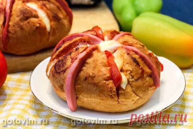 Горячие булочки, фаршированные колбасой, помидорами и сыром моцарелла. Рецепт с фото Для фаршированных булочек каждый раз можно придумывать самые разные начинки. Если вам захочется булочек со вкусом пиццы, то этот рецепт вам подойдет. Для начинки я выбрала вареную колбасу, помидоры и сыр моцарелла. Чтобы начинка была сочнее, в разрезы булочек выдавила немного кетчупа. Получилось вкусно.








