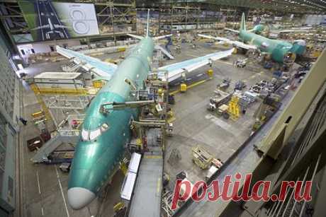С конвейера сошел последний Boeing 747. С конвейера сошел последний самолет Boeing 747. Об этом сообщает The Drive. Издание напоминает, что последний самолет Boeing 747 произведен на заводе в американском городе Эверетт (штат Вашингтон). Летательный аппарат в начале следующего года должна получить авиакомпания Atlas Air.