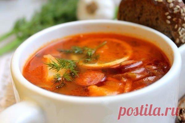 Быстрая солянка Ингредиенты:
Вода — 2 лКартофель — 300 гЛук зеленый (для бульона) — 30 гЛук репчатый — 1 шт.Морковь — 150 гМаринованные огурцы — 2 шт.Дольки лимона — 3 шт.Копченые колбаски — 3 шт.Копченый балык или грудинка — 150 гСоль — ½ ст....