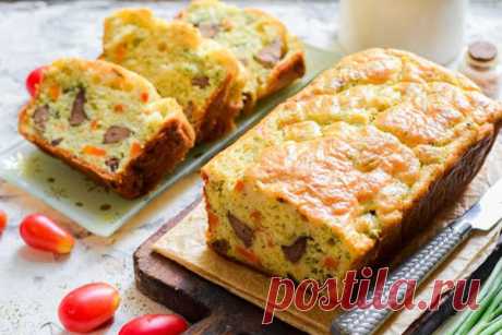 Закусочный кекс с куриной печенью, морковью и сыром
Предлагаю вашему вниманию просто шикарный несладкий кекс с куриной печенью, морковью и сыром. Никаких заморочек с замесом теста нет, а результат невероятный: нежный, воздушный и в меру влажный мякиш кекса, дополненный сочными кусочками печени, морковью и сыром, которые отвечают за сытность и питательность.