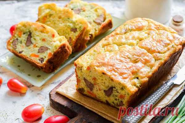 Закусочный кекс с куриной печенью, морковью и сыром
Предлагаю вашему вниманию просто шикарный несладкий кекс с куриной печенью, морковью и сыром. Никаких заморочек с замесом теста нет, а результат невероятный: нежный, воздушный и в меру влажный мякиш кекса, дополненный сочными кусочками печени, морковью и сыром, которые отвечают за сытность и питательность.