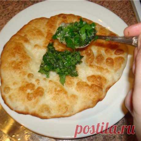 Постные лепешки на сковороде без дрожжей с зеленым луком Постные лепешки на сковороде без дрожжей: рецепт с зеленью и чесноком. Как приготовить тесто. Как выпекать. Как сделать начинку из зелени и чеснока