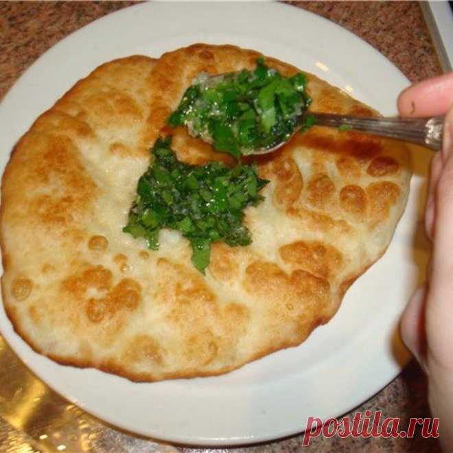 Постные лепешки на сковороде без дрожжей с зеленым луком Постные лепешки на сковороде без дрожжей: рецепт с зеленью и чесноком. Как приготовить тесто. Как выпекать. Как сделать начинку из зелени и чеснока
