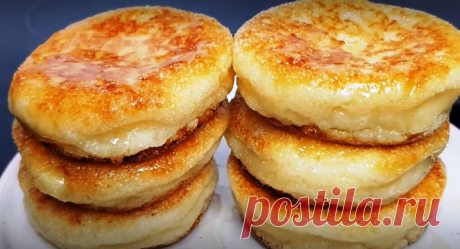 Вкусные творожные "Сырники" на завтрак. Научила всех подруг этому рецепту Старинным блюдом сырники стали считаться давно. В XIX веке так их называл Тургенев в своем произведении “Нови”. Что примечательно, сырники появились примерно в XI веке, а слово творог — в XVIII веке от слова “творить”. До этого момента творог называли сыром. Поэтому сырники получили название от старинного произношения слова творог. Свою круглую форму сырники сохранили […]